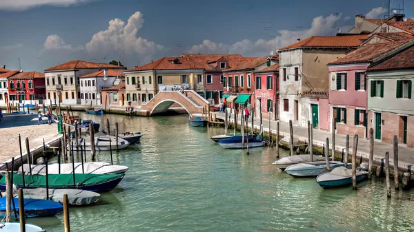 Kleurrijke gebouwen op een kanaal in murano, Venetië — Stockfoto