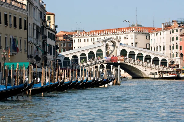 Gondola in front of the Rialto bridge — Stock Photo, Image