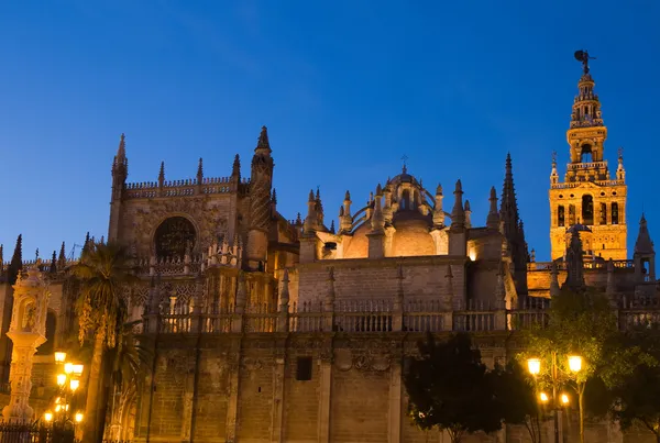 Kathedraal van Sevilla bij zonsondergang — Stockfoto