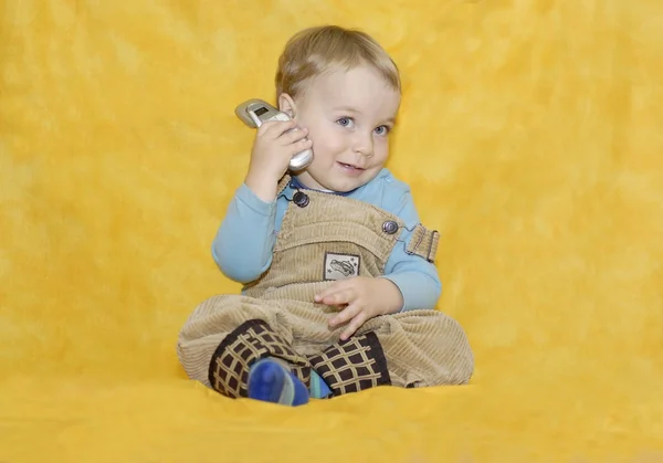電話での小さな少年コール — ストック写真