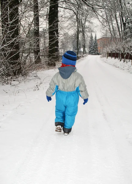 Маленький хлопчик грає на снігу — стокове фото