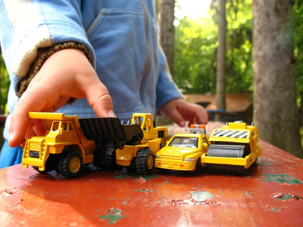 Pequeño niño jugar con juguete-coche — Foto de Stock