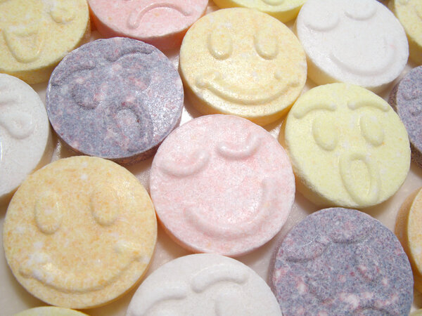 Кэнди улыбается
