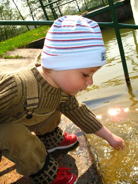Little boy by the river — Stock Photo, Image
