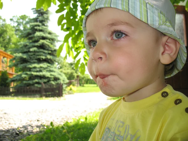 Küçük çocuk çilek yiyor. — Stok fotoğraf