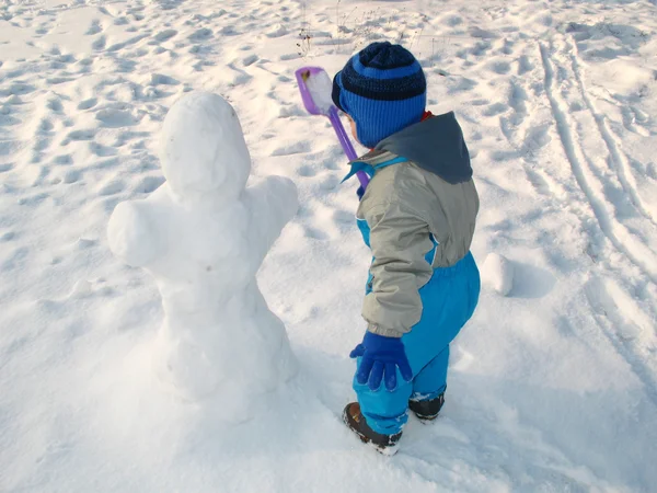 Kisfiú játszani a hóban — Stock Fotó