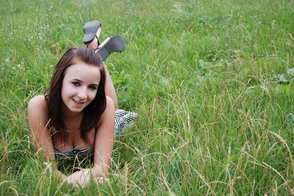 Young woman lying on the grass — Stock Photo, Image