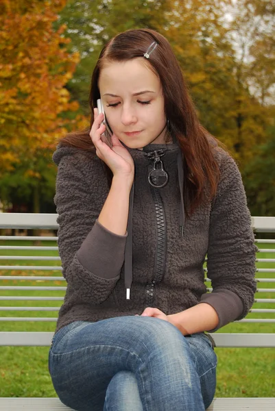 Ung kvinna på mobiltelefonen Stockbild