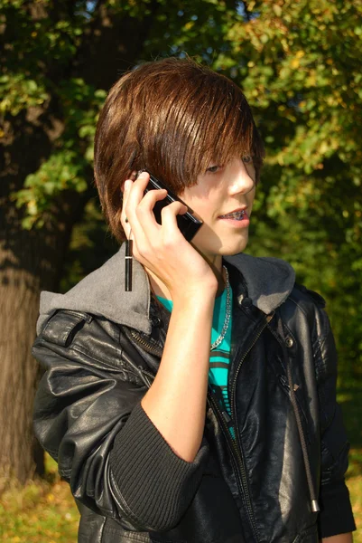 Jeune homme avec téléphone — Photo