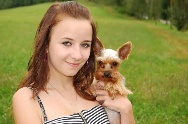 带着狗的年轻女人 — 图库照片