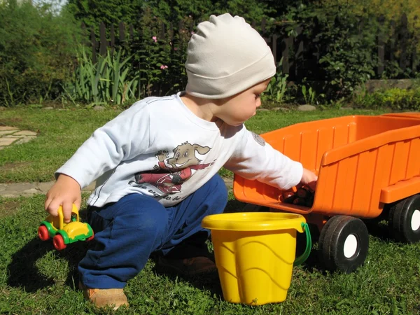 Liten pojke spela med bil — Stockfoto