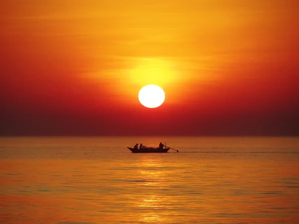 Pôr do sol com barco de pesca — Fotografia de Stock