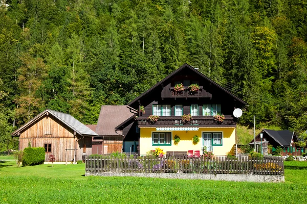 Casa de estilo alpino — Fotografia de Stock