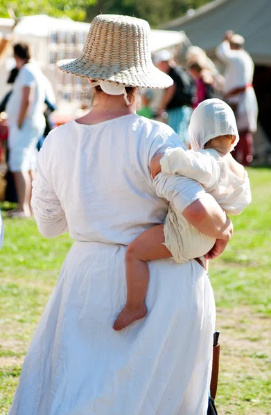 Средневековая девочка с ребенком — стоковое фото