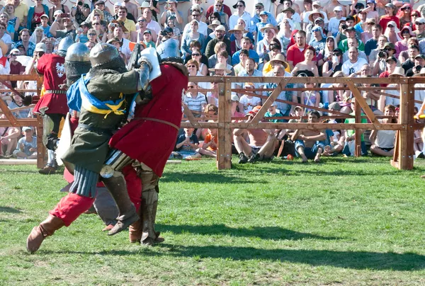 Рыцари Средневековья в бою — стоковое фото