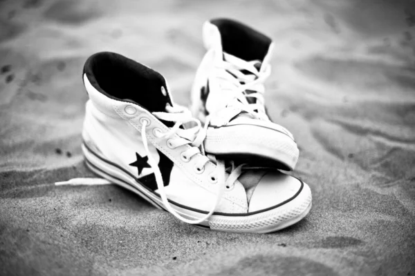 在海滩上的帆布鞋 — 图库照片