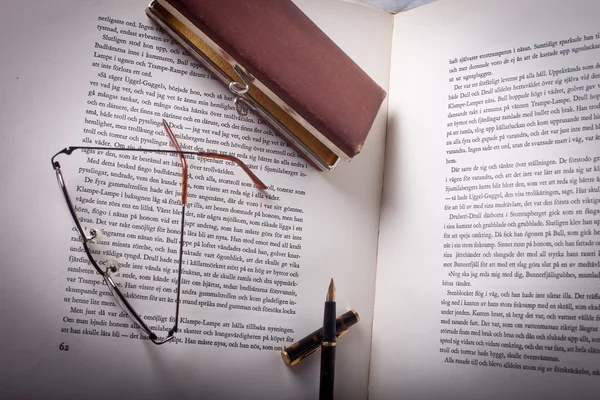 Boek en een pen — Stockfoto