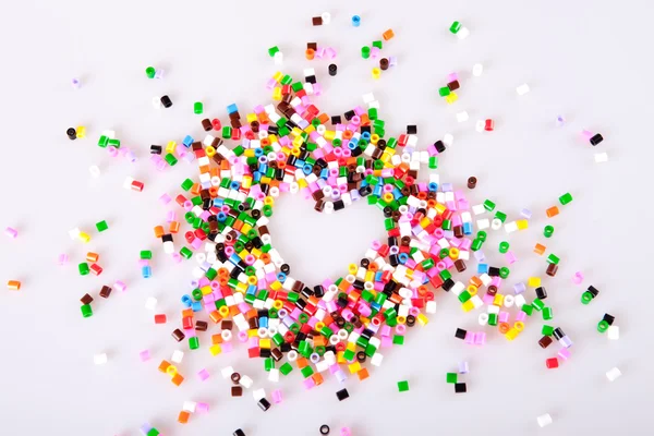 bir kalp oluşturan boncuk oyna