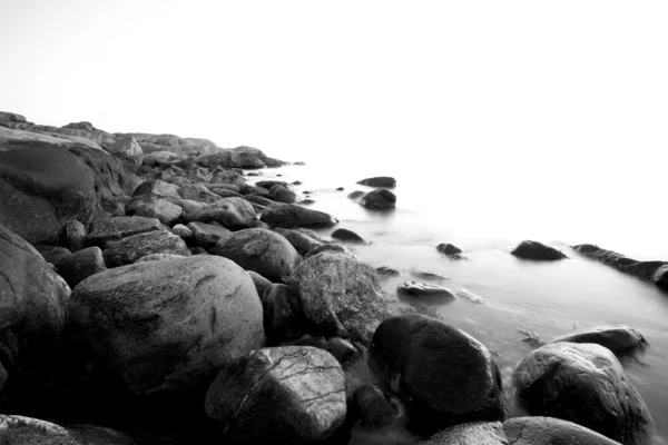 Roche et pierres sur la côte suédoise — Photo