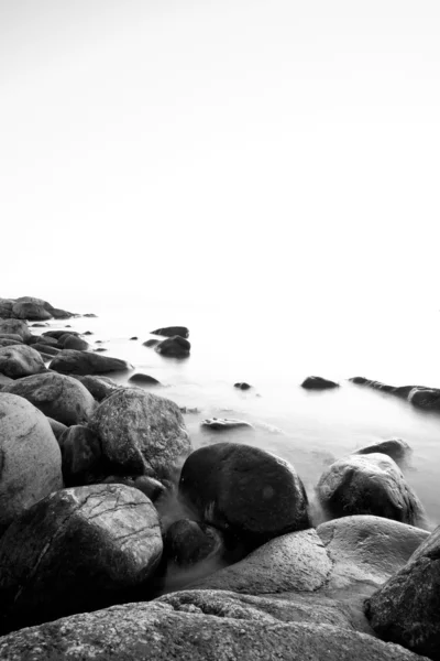 Rocha e pedras na costa sueca — Fotografia de Stock