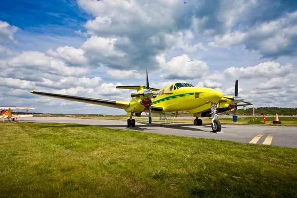 Kis repülőgép a kifutópályán Jogdíjmentes Stock Fotók