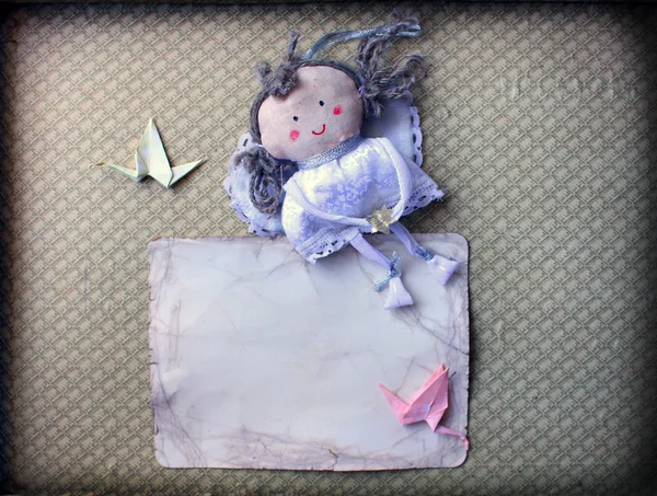 Винтажная кукла с открыткой — стоковое фото