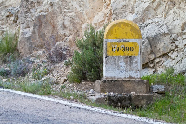 Pietra miliare in montagna — Foto Stock