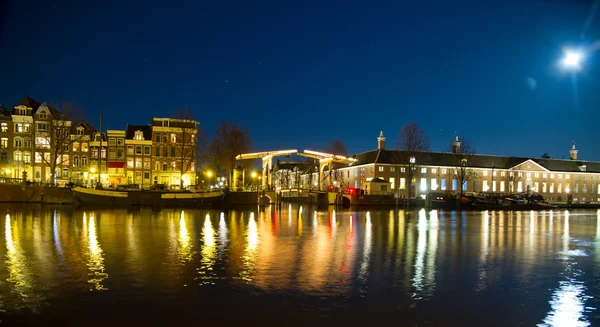 Amsterdam brug bij nacht — Stockfoto
