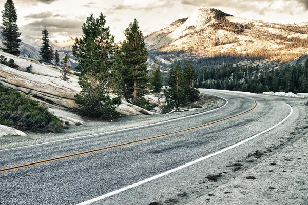 Estrada no topo de uma colina nos EUA — Fotografia de Stock