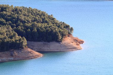 Baraj hattı mavi parlak su ile