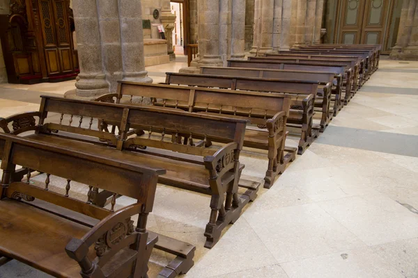 Dřevěné lavičky církve — Stock fotografie