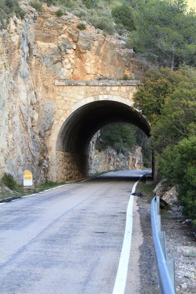 Túnel de pedra na estrada da montanha — Fotografia de Stock