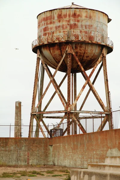 Rostig vattentank i alcatraz — Stockfoto