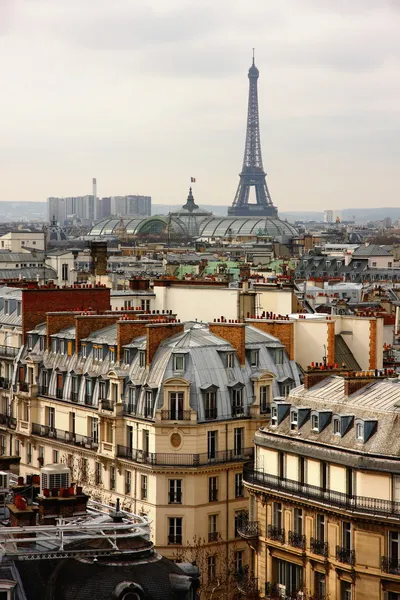 Eiffel tower over the roofs — Stock Photo, Image
