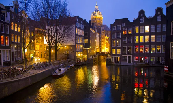 Amsterdam kanal ve en yüksek noktası — Stok fotoğraf