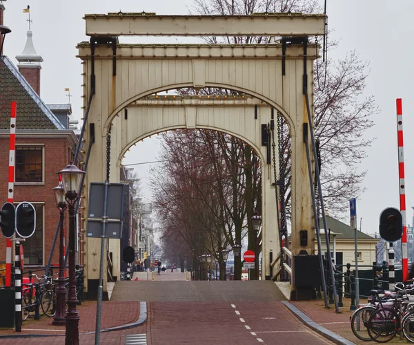 Amsterdam brücke über kanal — Stockfoto