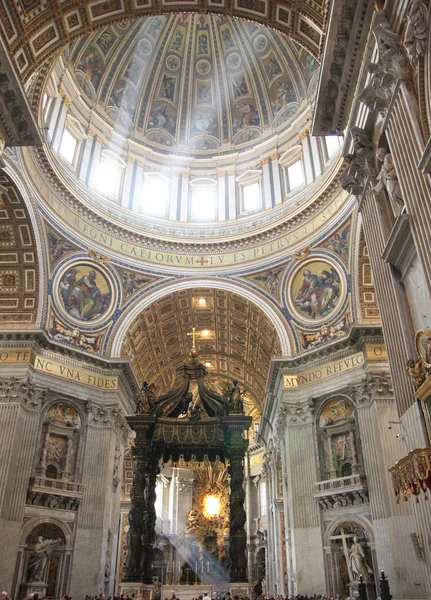 サン ・ ピエトロ大聖堂のドーム — ストック写真