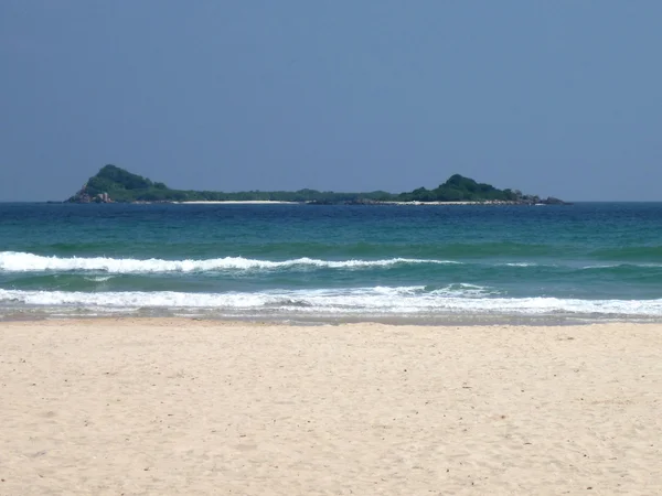 尼拉维利海滩面临鸽岛、 斯里兰卡 — 图库照片