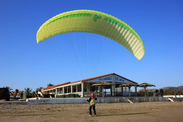 在沙滩上希腊滑翔伞 — 图库照片