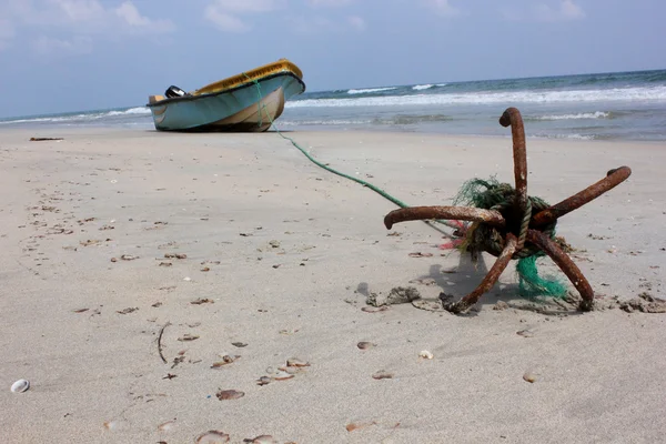 Якорь и Лодка, пляж Нилавели, Шри-Ланка — стоковое фото