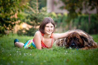 bir top ve büyük bir köpek ile kız