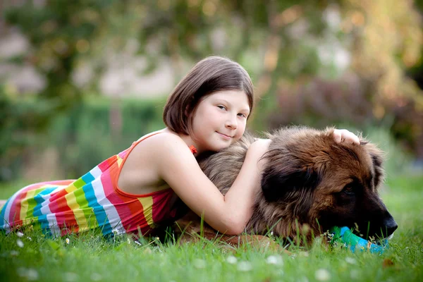 ボールと大きな犬を持つ少女 — ストック写真