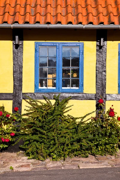 Fenêtre bleue dans la maison jaune — Photo