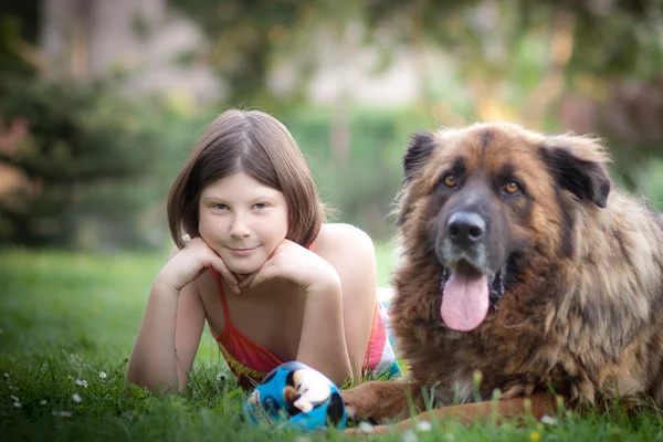 bir top ve büyük bir köpek ile kız