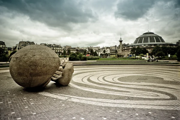 Plaza with sculpture — Stock Photo, Image