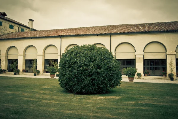 Garden of a historic villa in the Veneto — Stock Photo, Image