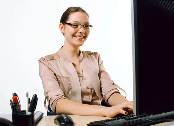 Bir ofiste iş kadını gülümseyen — Stok fotoğraf