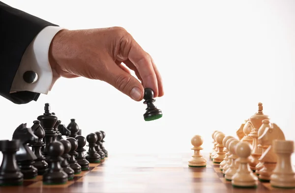 Бизнесмен, играющий в шахматы избирательный фокус — стоковое фото