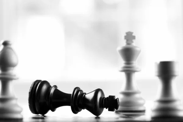 Шах и мат белый побеждает черного короля — стоковое фото