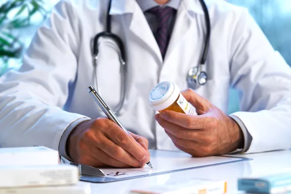 Medico scrivendo prescrizione RX — Foto Stock